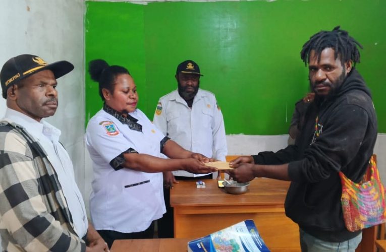 Dinas Lingkungan Hidup Dogiyai Bantu Mahasiswa Asal Dogiyai Pulang ke Jayapura