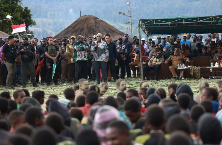 Gubernur Papua Tengah Serahkan Bantuan untuk Pengungsi Puncak dan Dorong Pembangunan