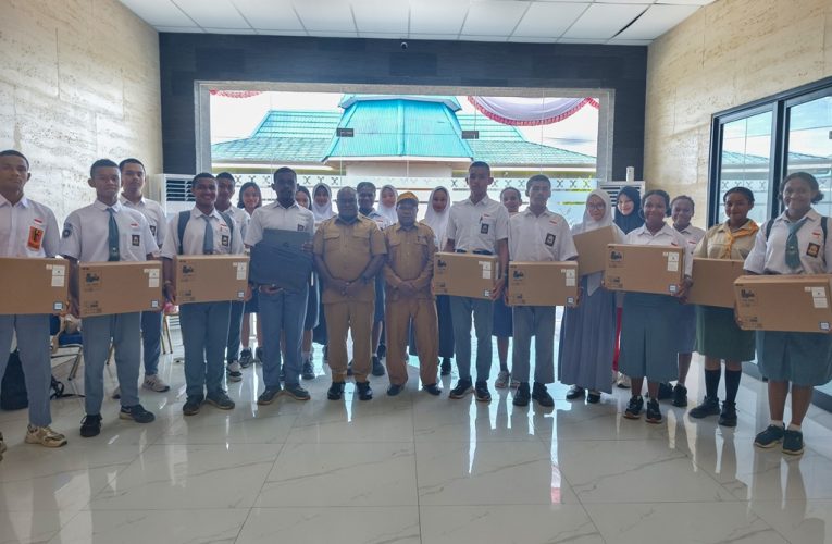 Gubernur Papua Tengah Serahkan 40 Unit Laptop kepada Paskibraka 2025