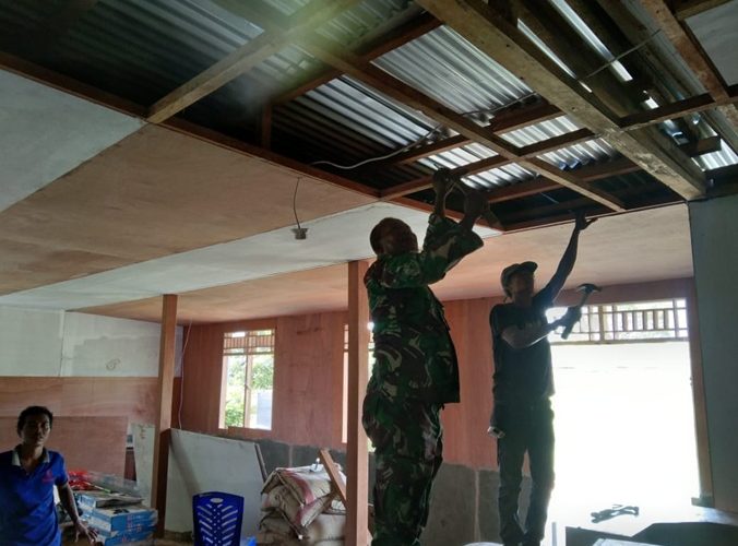 Babinsa Koramil 1705-03/Kwatisore Bantu Warga Perbaiki Rumah, Wujud Nyata Kepedulian TNI