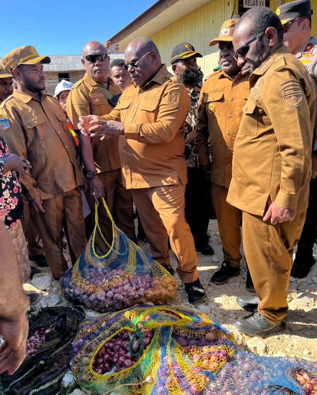 (Panen Bawang Merah Petani Deiyai Diserahkan ke Gubernur Papua Tengah, Ini Aspirasi Mereka)